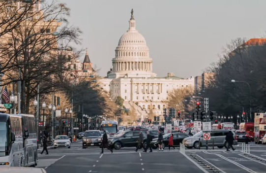 無限大シンボル上にDevSecOpsライフサイクルプランのPlan、Code、Build、Test、Release、Deploy、Operate、Monitorが配置され、またセキュリティシールド(SecureとCompliance)が重なっています。